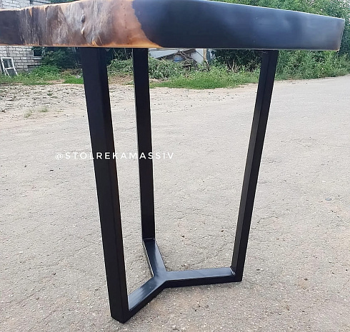 Столик из слэба на металлическом подстолье